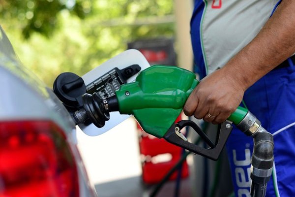 Larraín anticipa nuevas caídas del precios de los combustibles para las próximas dos semanas