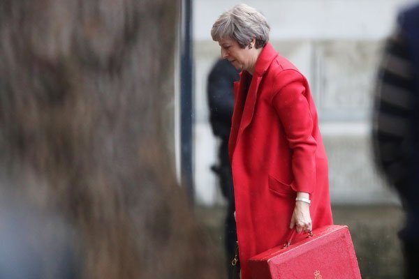 Horas claves para el Brexit: críticas ponen en jaque al gobierno de Theresa May