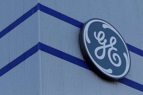 CEO de GE admite urgencia de bajar deuda