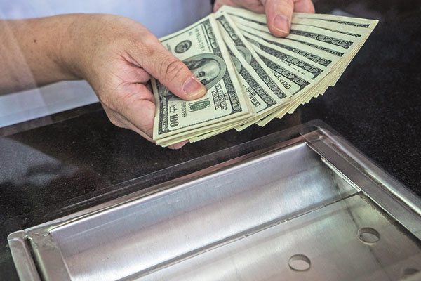 Dólar en el mundo toca nuevo máximo de 16 meses ante debilidad del euro
