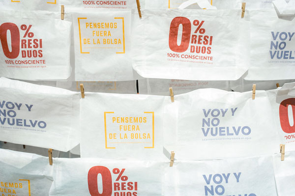 Chilenos aprueban restricción de bolsas plásticas, pero reciclan poco