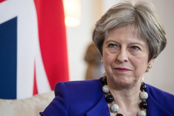 Theresa May logra apoyo de su gabinete por Brexit y el texto pasará al Parlamento
