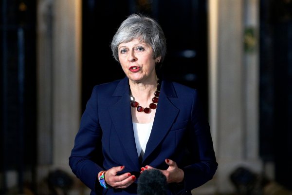 Acuerdo por el Brexit pasa al Parlamento y deja a May ante “días difíciles”