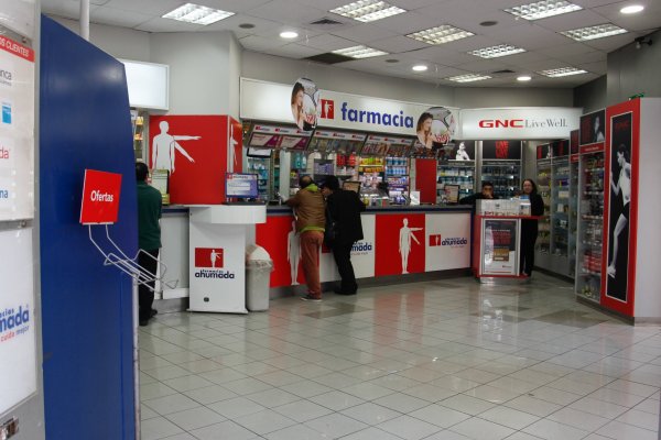 Gobierno prepara plan de apoyo a trabajadores desvinculados tras cierre de sucursales de Farmacias Ahumada