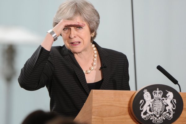 Theresa May promete quedarse "hasta el final" del Brexit