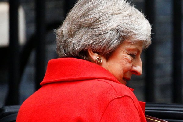 May intenta salvar su gobierno ante rechazo transversal a acuerdo por Brexit