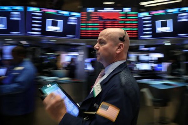 Inversionistas globales aprovechan corrección de octubre para comprar