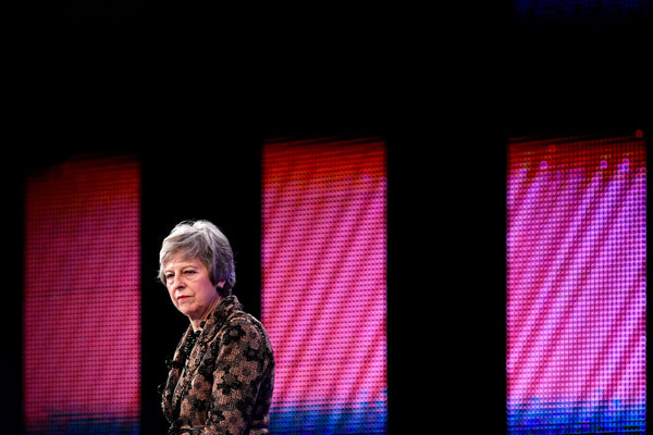 May defiende su plan para el Brexit y la UE dice que no hay mejor opción