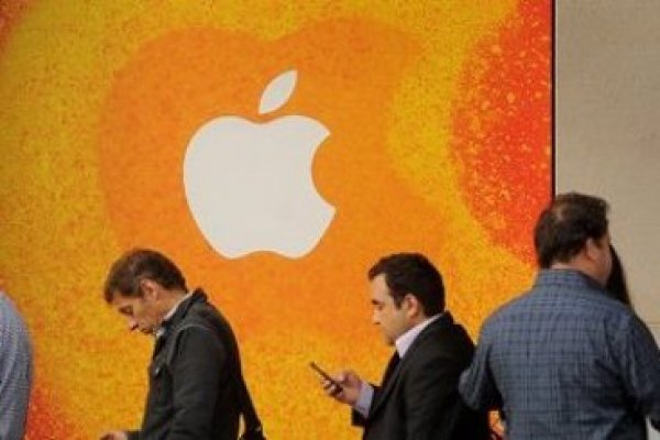 <p>Apple cae en bolsa tras recorte de pedidos de producción de los tres modelos del iPhone</p>