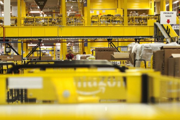 Trabajadores de Amazon llaman a huelga y denuncian condiciones "inhumanas" en preparativos para Black Friday