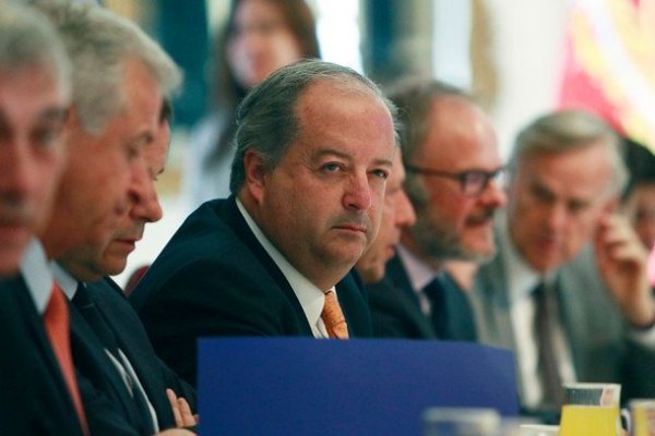 Monckeberg a mesa del sector público: "Es un error pensar que los acuerdos se construyen bajo amenaza"