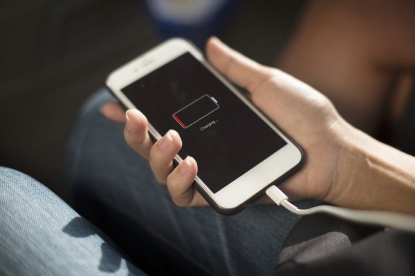 ¿Se acaba la batería de su celular muy rápido o se sobrecalienta? Puede que lo esté hackeando