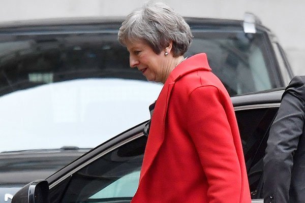 May se defiende en el Parlamento y llama al gabinete a vender el Brexit