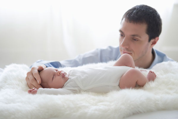 Plantean estudiar mayor postnatal para el padre