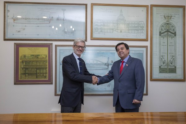 El ministro de Obras Públicas, Juan Andrés Fontaine y el nuevo director nacional de obras hidráulicas, Claudio Darrigrandi Navarro.