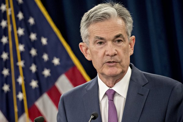 Presidente de la Fed dice que la tasa de interés está "justo por debajo" de su nivel neutral
