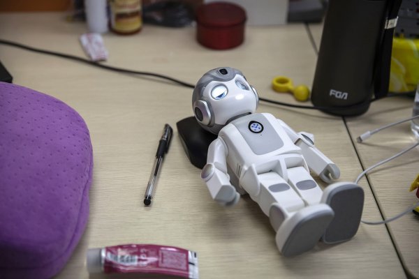 Multimillonario chino evalúa apertura en bolsa para humanizar los robots
