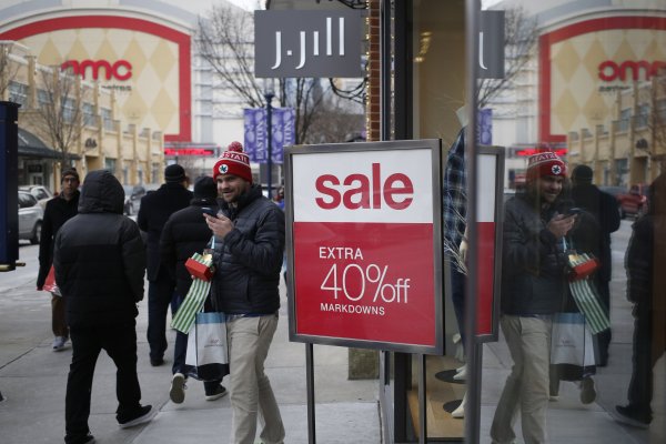 Repunta gasto de los consumidores en EEUU, pero inflación sube menos de lo esperado