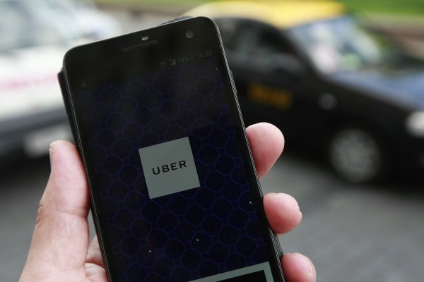 Reforma tributaria: comercio propone subir a 19% impuesto digital y que aplique también a Uber y Airbnb