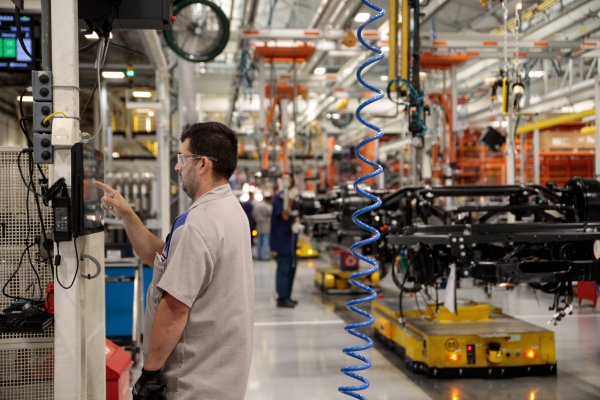 Sector manufacturero sorprende con fuerte rebote e impulsa a la producción industrial