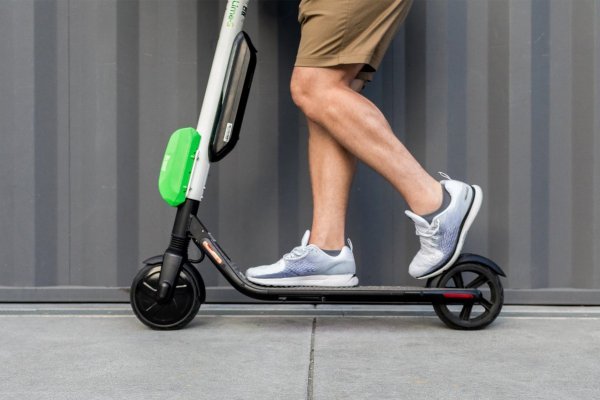 Uber interesada en adquirir empresas de arriendo de scooters eléctricos Lime y Bird