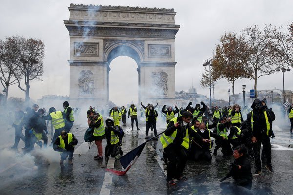 <p>“Chalecos Amarillos” ponen en jaque a Macron y la economía ya siente el efecto de las protestas</p>