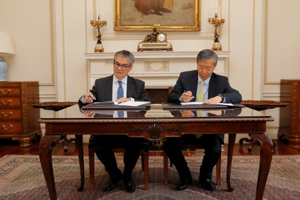 Banco Popular de China y el Banco Central de Chile firman convenio para invertir en el mercado interbancario de bonos del gigante asiático