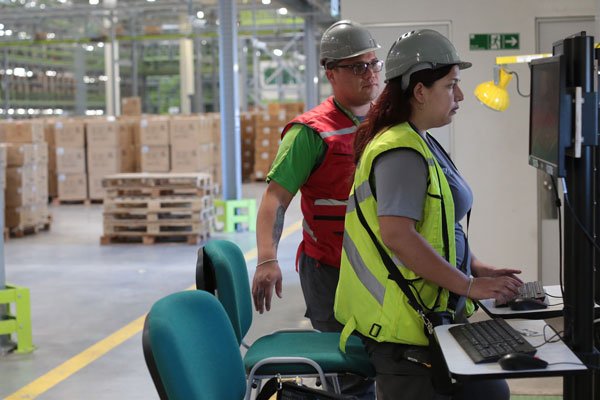 OCDE ve al mercado laboral chileno aún al debe y plantea ejes ante nuevos retos