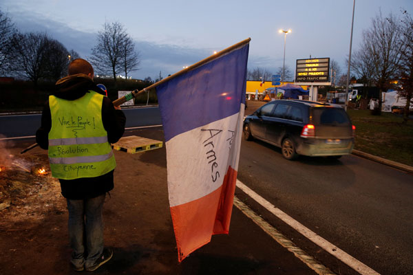 “Chalecos Amarillos” doblegan al gobierno de Macron que da marcha atrás al alza de impuestos