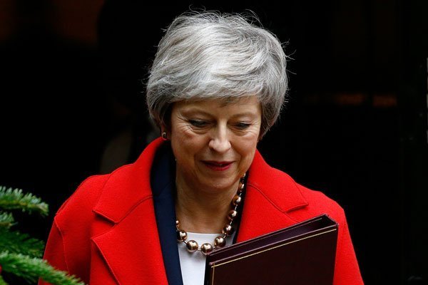 May sufre doble derrota: gobierno cae en desacato y el Parlamento toma control del Brexit