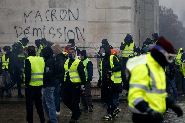 Macron frena alza de impuesto al combustible tras dos semanas de protestas