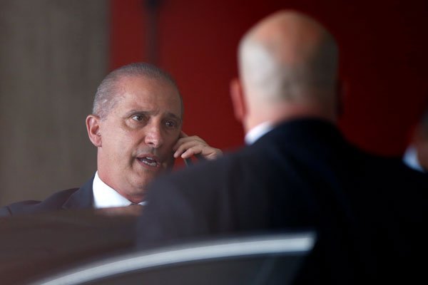 Investigan a jefe de gabinete de Bolsonaro por fondos ilegales