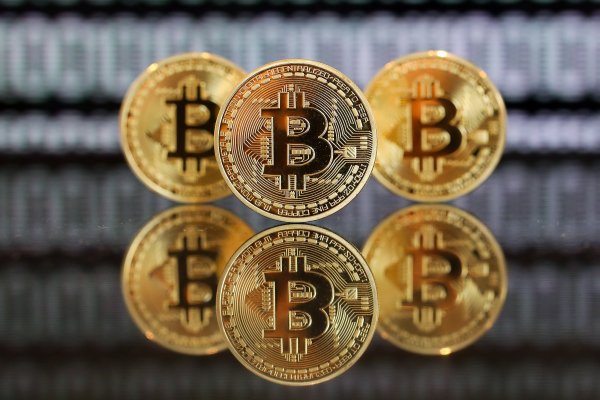 Bitcoin recupera terreno, pero sigue bajo US$ 4.000