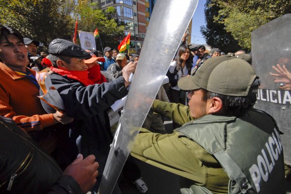 Miles de bolivianos salen a protestar y cortar las calles en rechazo a nueva candidatura de Morales