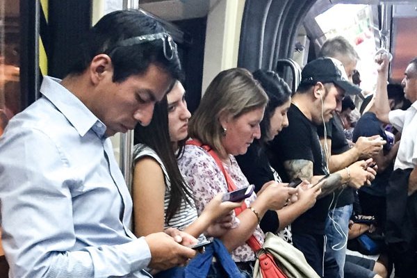 Ingreso por cliente de telefonía móvil llega a nivel más bajo en 10 años