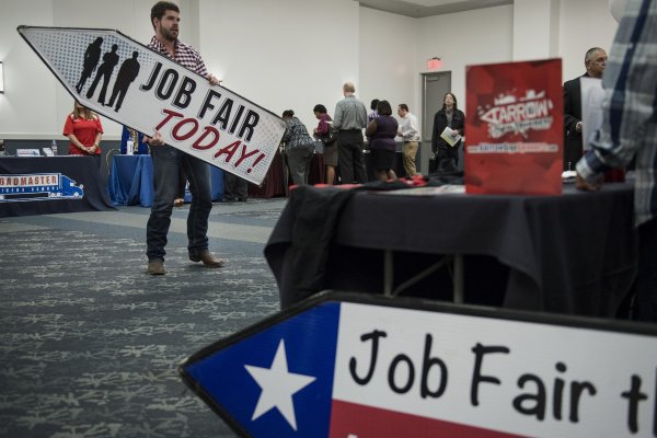 Empleo y salarios en EEUU crecieron menos de lo esperado en noviembre