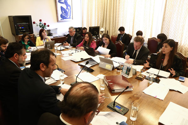 Diputados buscan subir cuota de contratación de migrantes de 15% a 40%