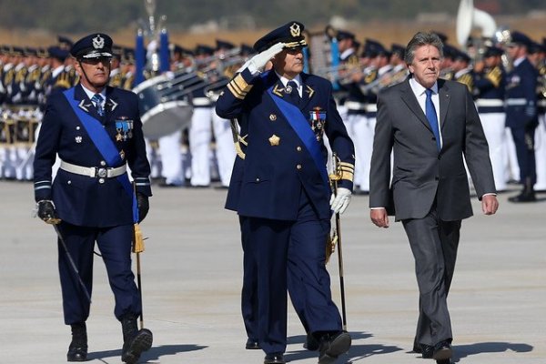 Ministro de Defensa confirmó proyecto para extender carrera militar en cinco años