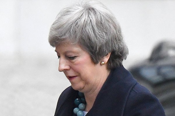 May se adelanta a la derrota y posterga voto clave por Brexit