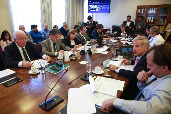 Despido de trabajadores marca difícil trámitación de reajuste del sector público