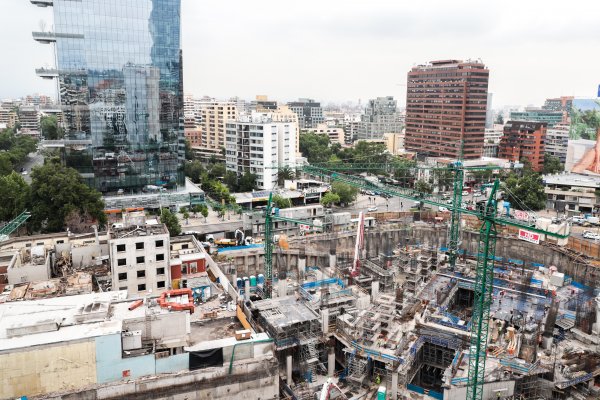 Dictamen de Contraloría en Las Condes afecta a 80 proyectos inmobiliarios
