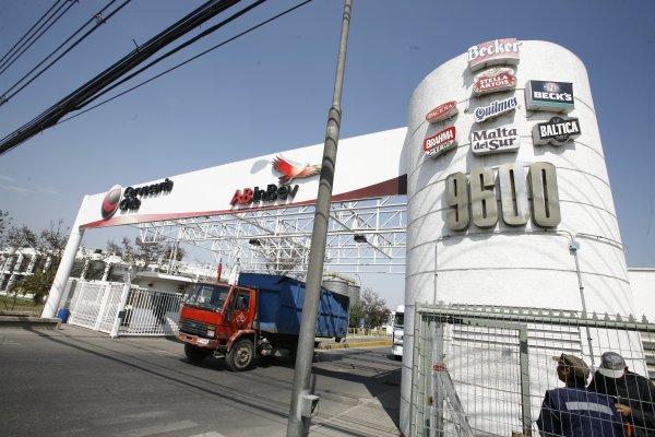 Moody's rebaja calificación de AB InBev y deja a dueña de Cervecería Chile al borde de perder su grado de inversión