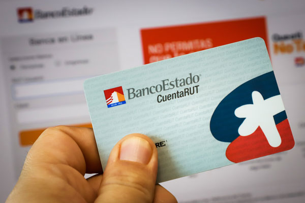 Reflota polémica por cobros asociados a la CuentaRUT de BancoEstado