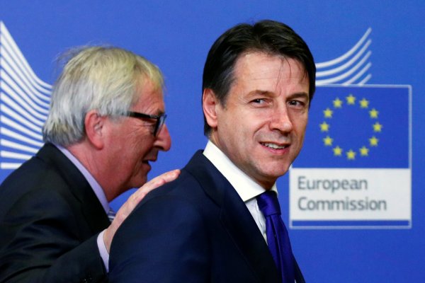 Italia promete recortes en su presupuesto para evitar sanciones de la Unión Europea