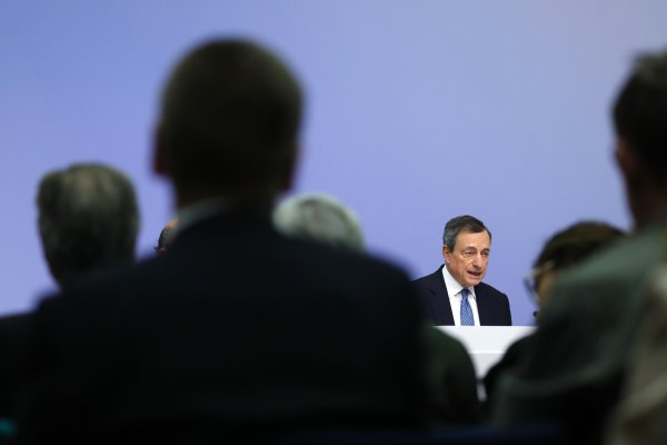 BCE pone fin a casi cuatro años de alivio cuantitativo, pero baja proyecciones para el PIB