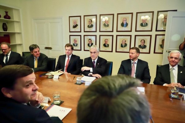 El paro portuario fue uno de los temas analizados en cumbre de Piñera con empresarios