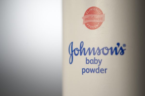 J&J se desploma en bolsa por reportes de que sabía hace décadas que sus talcos provocaban cáncer