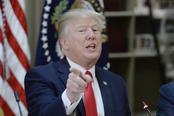 Trump en picada contra la Fed por "considerar otra subida de tasa"
