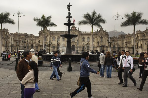 Cierran 33 puertos en Perú tras desborde del mar en zona turística