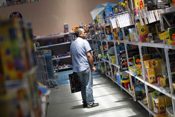 Comercio en tiendas no levanta cabeza y ya completa cinco meses de caídas en la Región Metropolitana